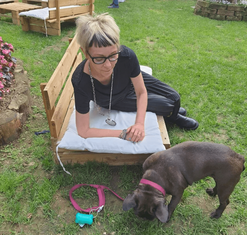 Parrucchiera all'aperto con cane.