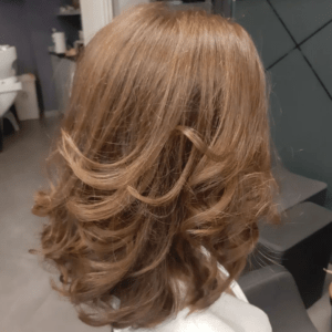 Capelli mossi e luminosi al salone C'est Moi