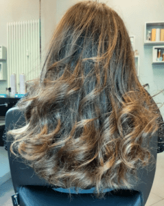 Capelli ondulati in salone C'est Moi.